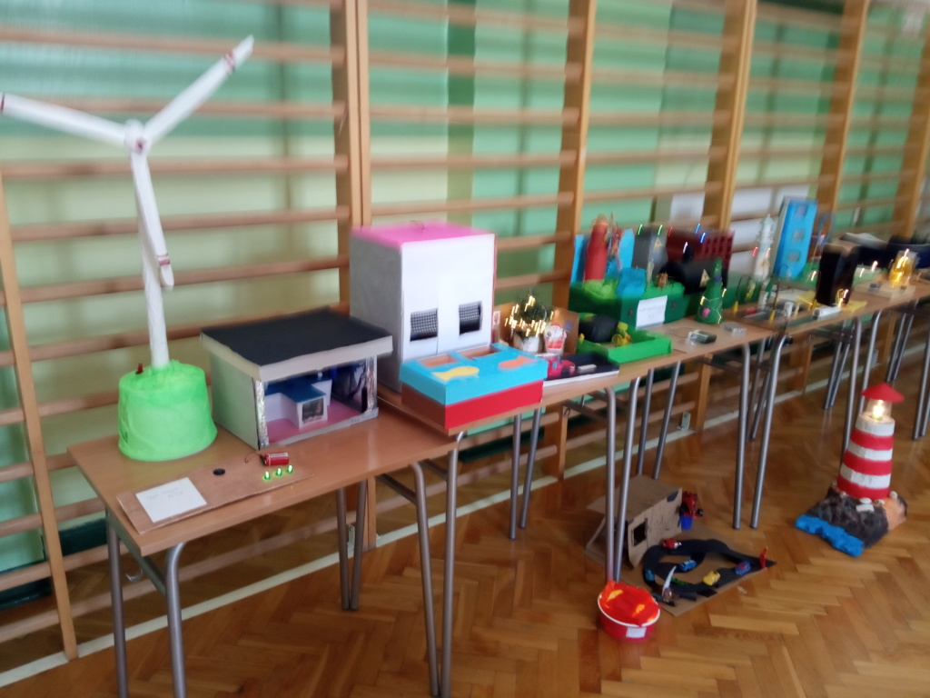 Prace makiet elektrycznych wykonanych przez uczniów klas szóstch.