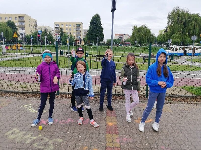 Zdjęcie 4a - uczniowie klas 3 sprejują chodniki na terenie Łęcznej