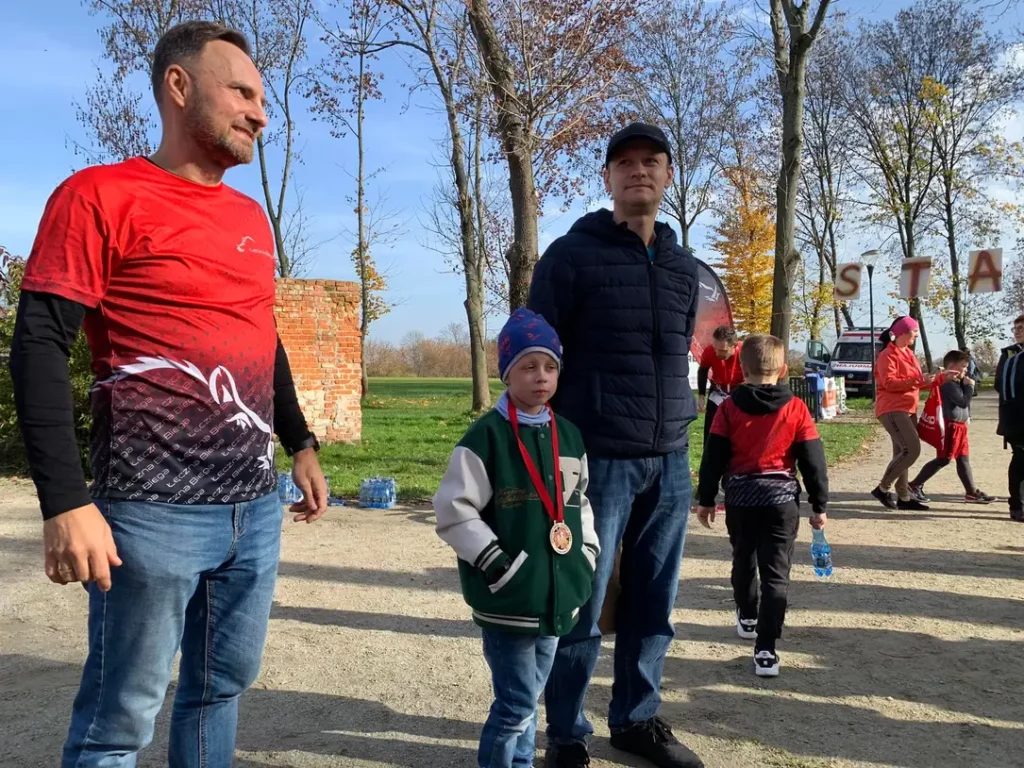 Czarek Tarka dziękuje zawodnikom za zorganizowany dla niego bieg