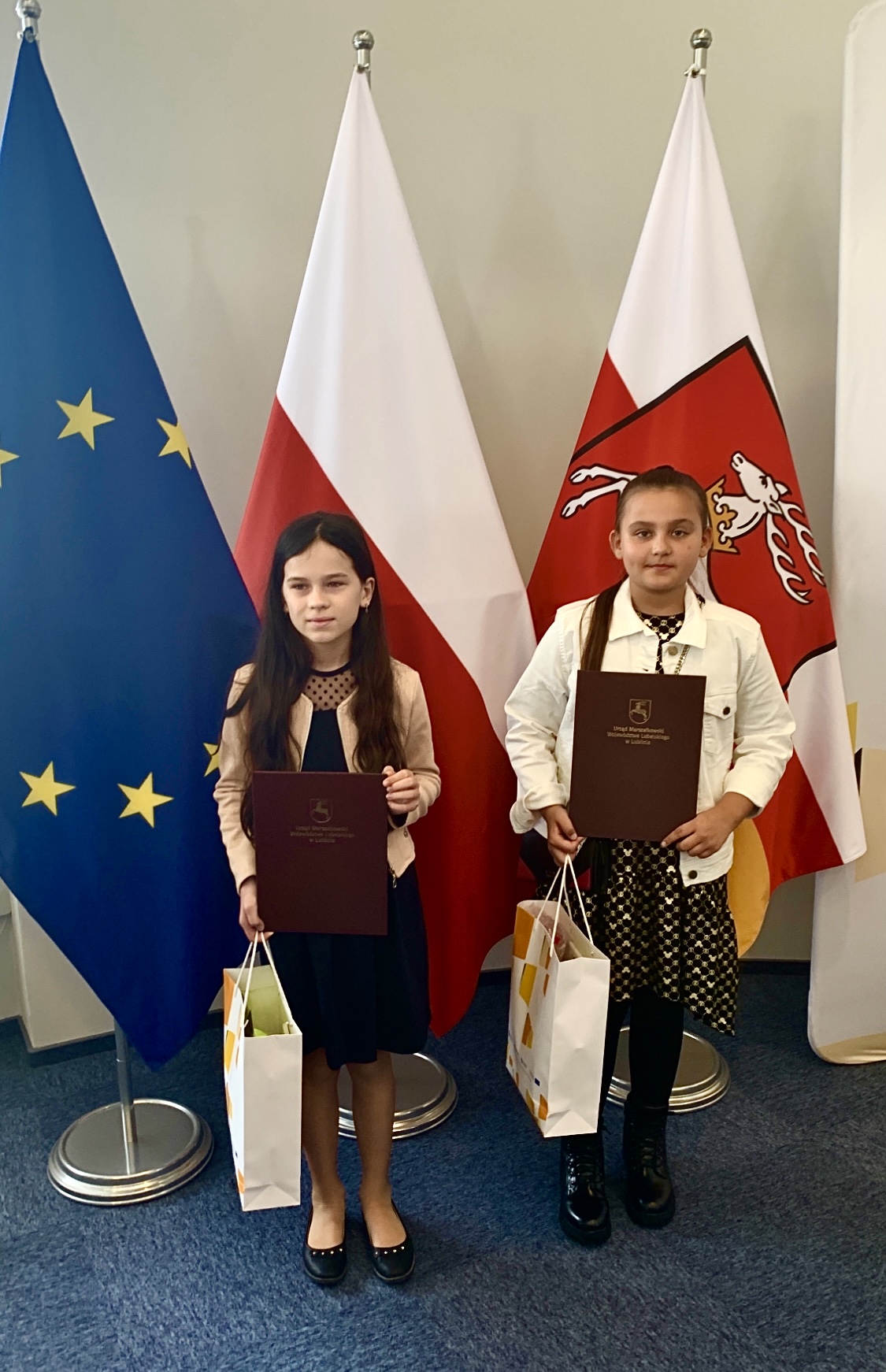Uczennice Karolina Czerniak i Julia Opajdowska z dyplomami i nagrodami.