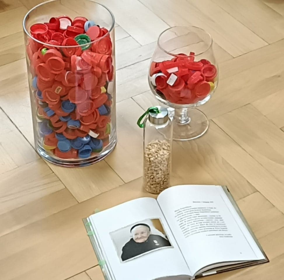 książka „Listy w butelce” Anny Czerwińskiej-Rydel, butelka z 2 500 ziarenkami, wazon z 500 nakrętkami, kielich z 100 nakrętkami
