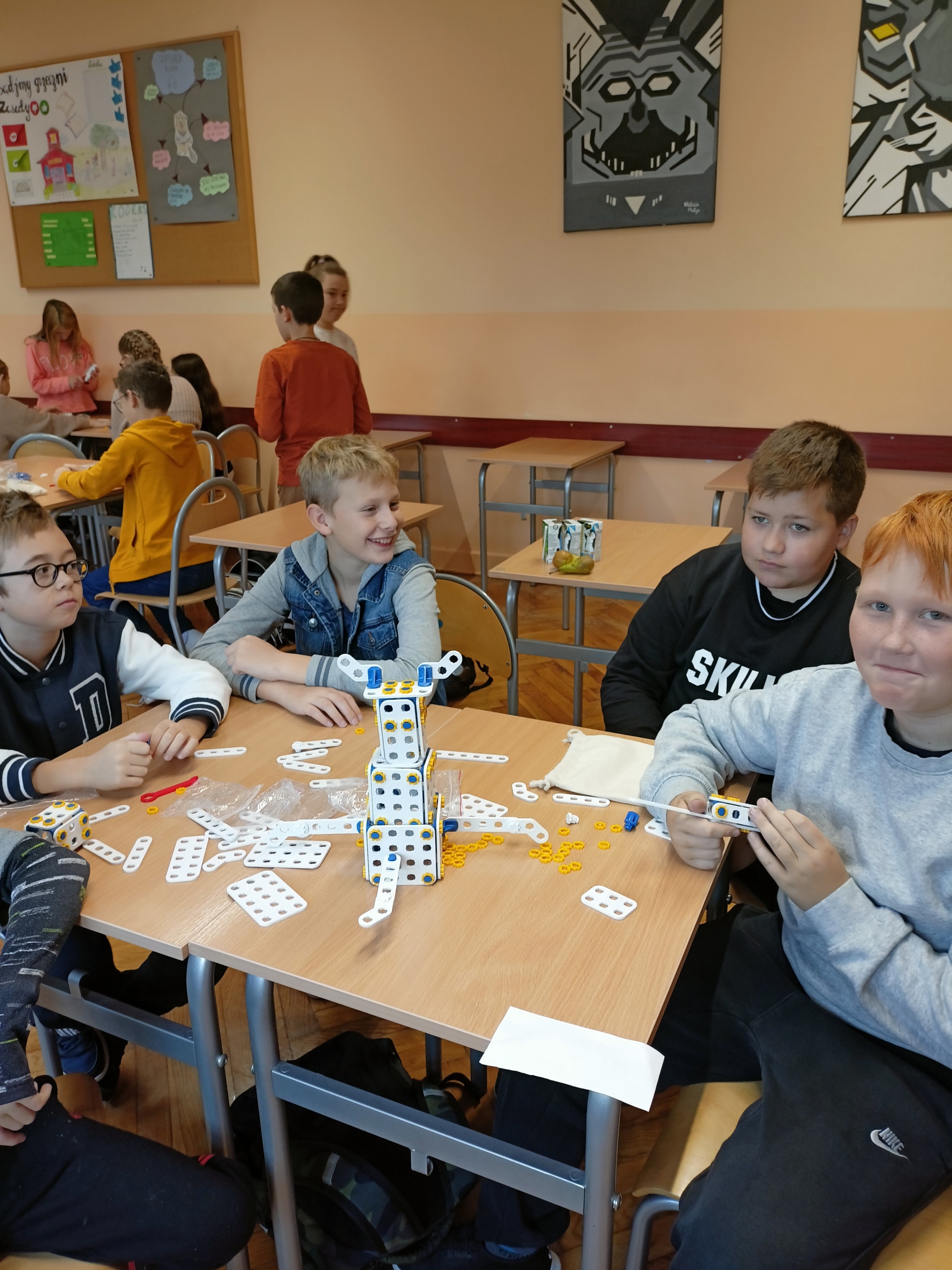 uczniowie klasy 5a w grupach tworzą projekty z klocków.
