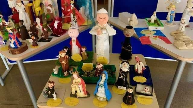 Na pierwszym planie figurki świętych i błogosławionych, które zostały wyróżnione przez jury.