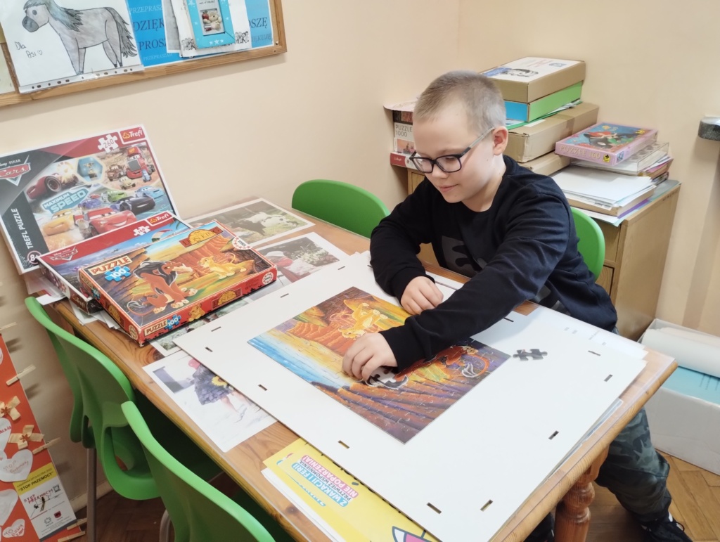 uczeń układający puzzle