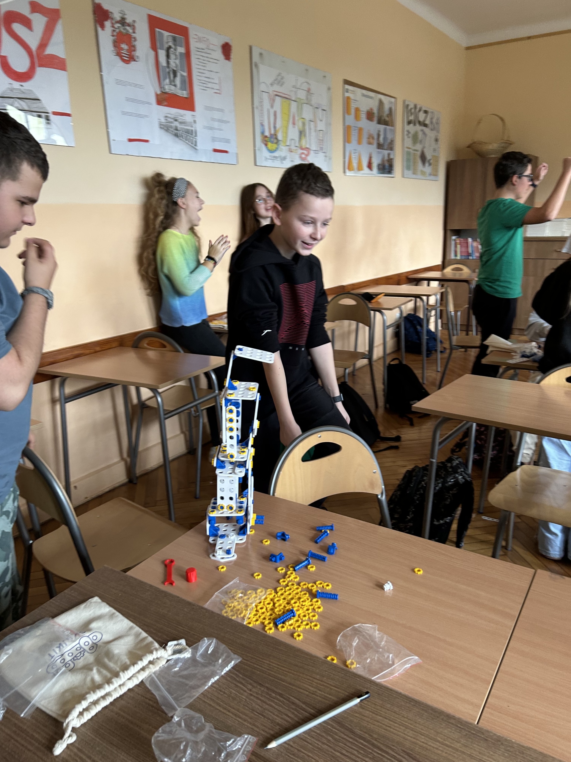 uczniowie klasy 6a budują wieżę