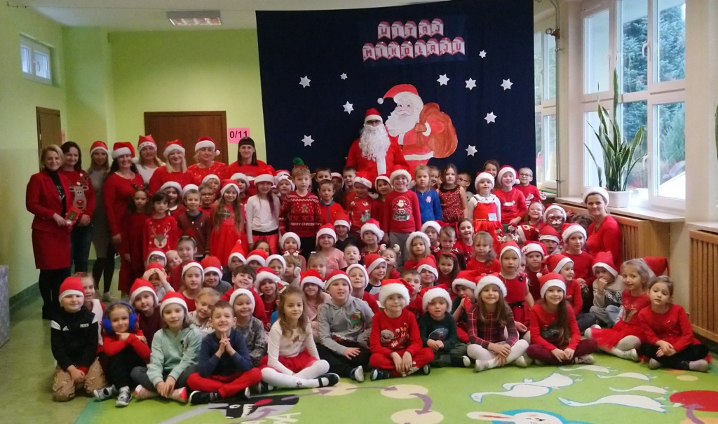 Grupa dzieci sześcioletnich z  Panią Dyrektor, wychowawczyniami i świętym Mikołajem
