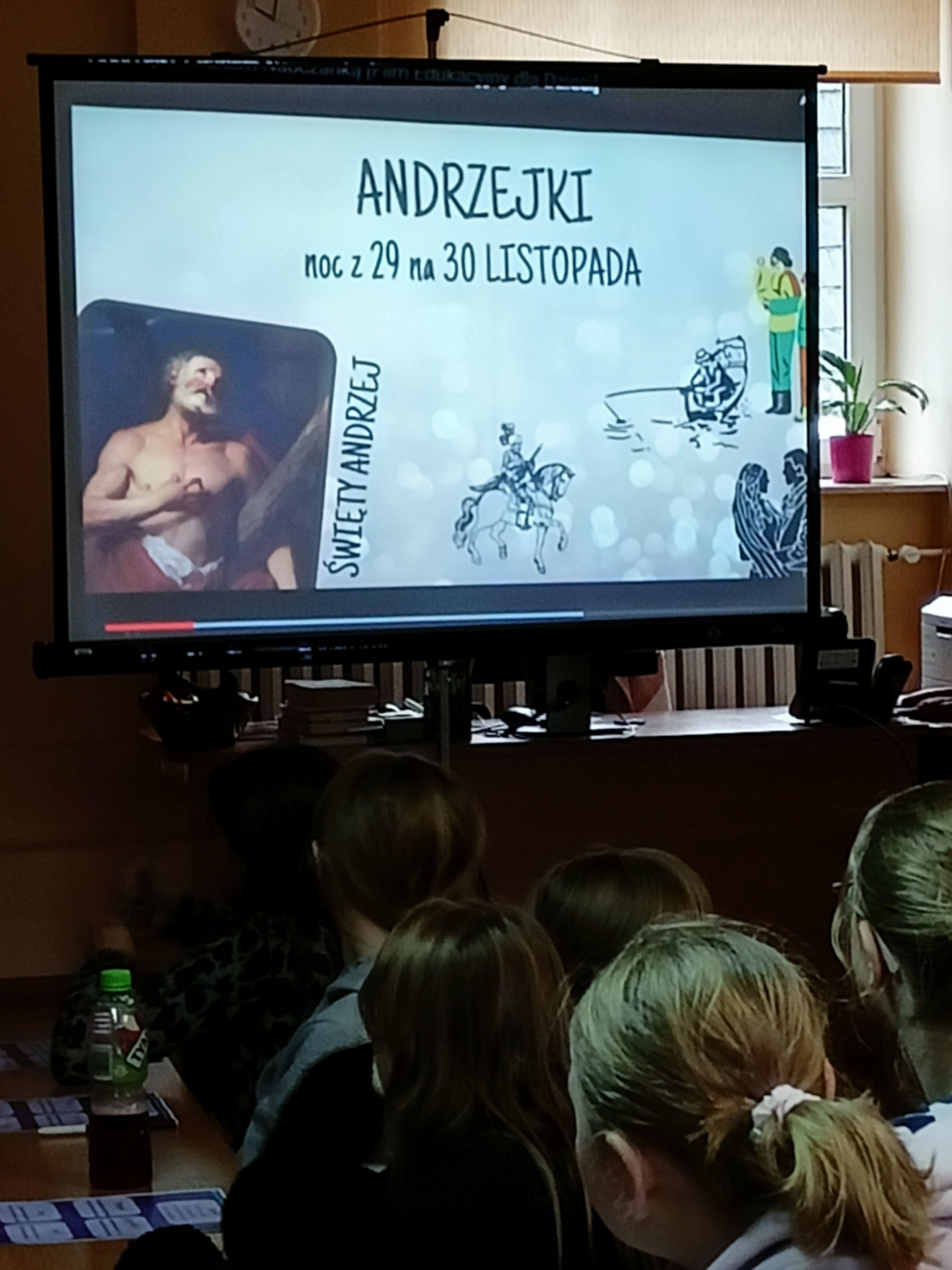 Dzieci oglądają prezentację o andrzejkach