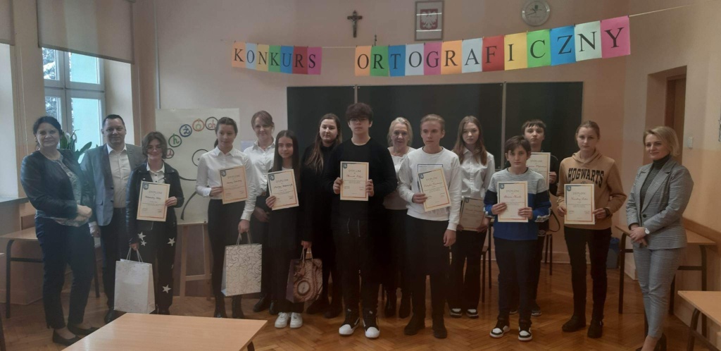 Zdjęcie grupowe: uczniowie biorący udział w Powiatowym Konkursie Ortograficznym, nauczyciele towarzyszący uczniom, dyrektor SP nr 2 w Łęcznej oraz organizatorzy