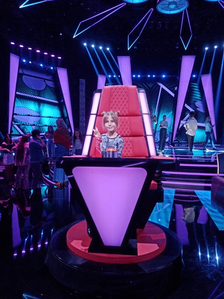 Justyna w fotelu trenerskim na planie muzycznego talent show The Voice Kids.