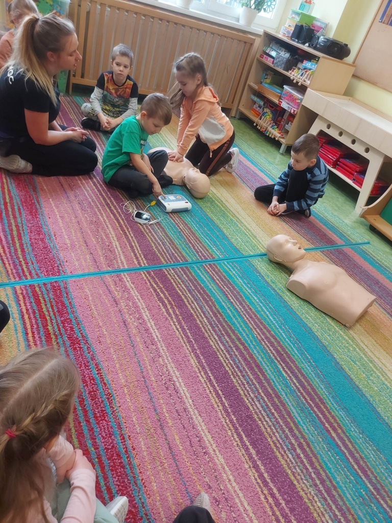 uczniowie klas 0 ćwiczą podłączanie AED