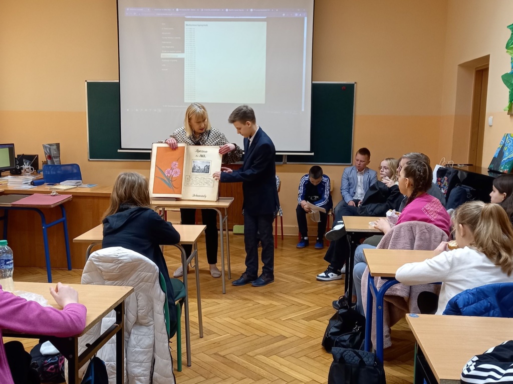 lekcja biblioteczna o historii Łęcznej z uczniami ze szkoły podstawowej z Cycowa