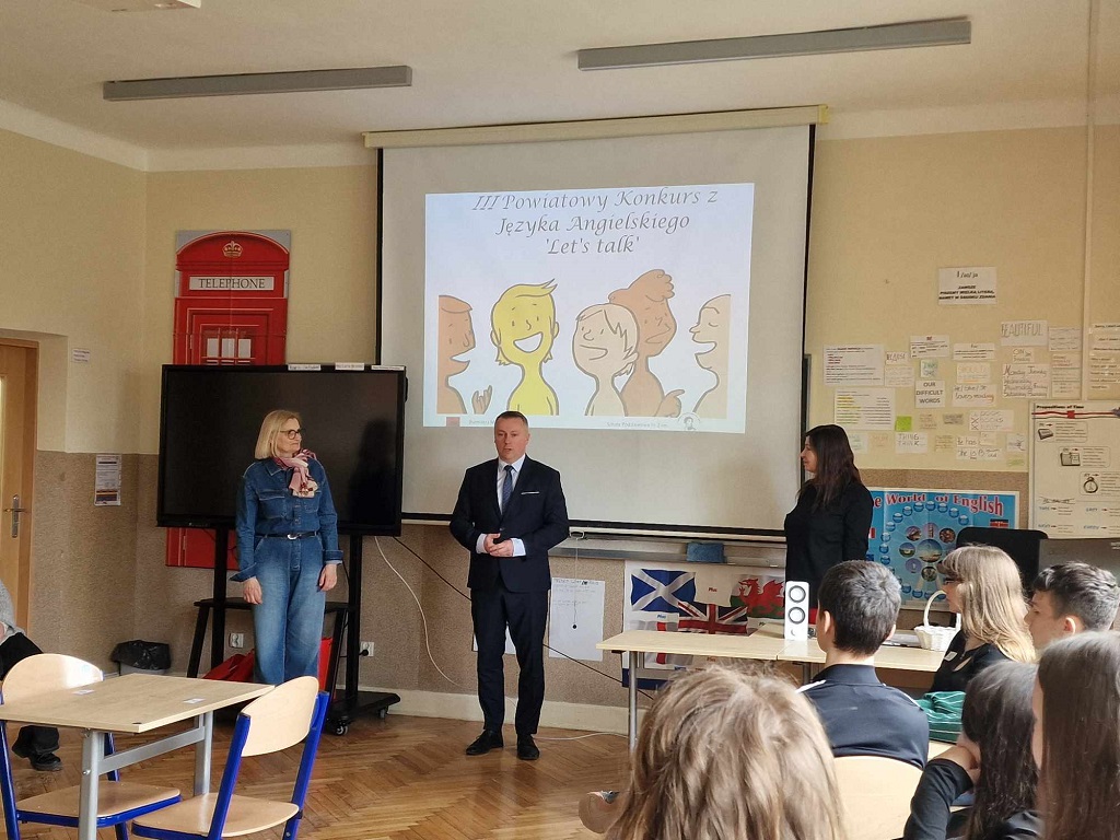 Burmistrz Łęcznej, Pan Leszek Włodarski, otwiera konkurs 'Let's Talk' w towarzystwie Pani Dyrektor Hanny Lipińskiej -Stopy oraz organizatora konkursu, pani Agnieszki Zając.