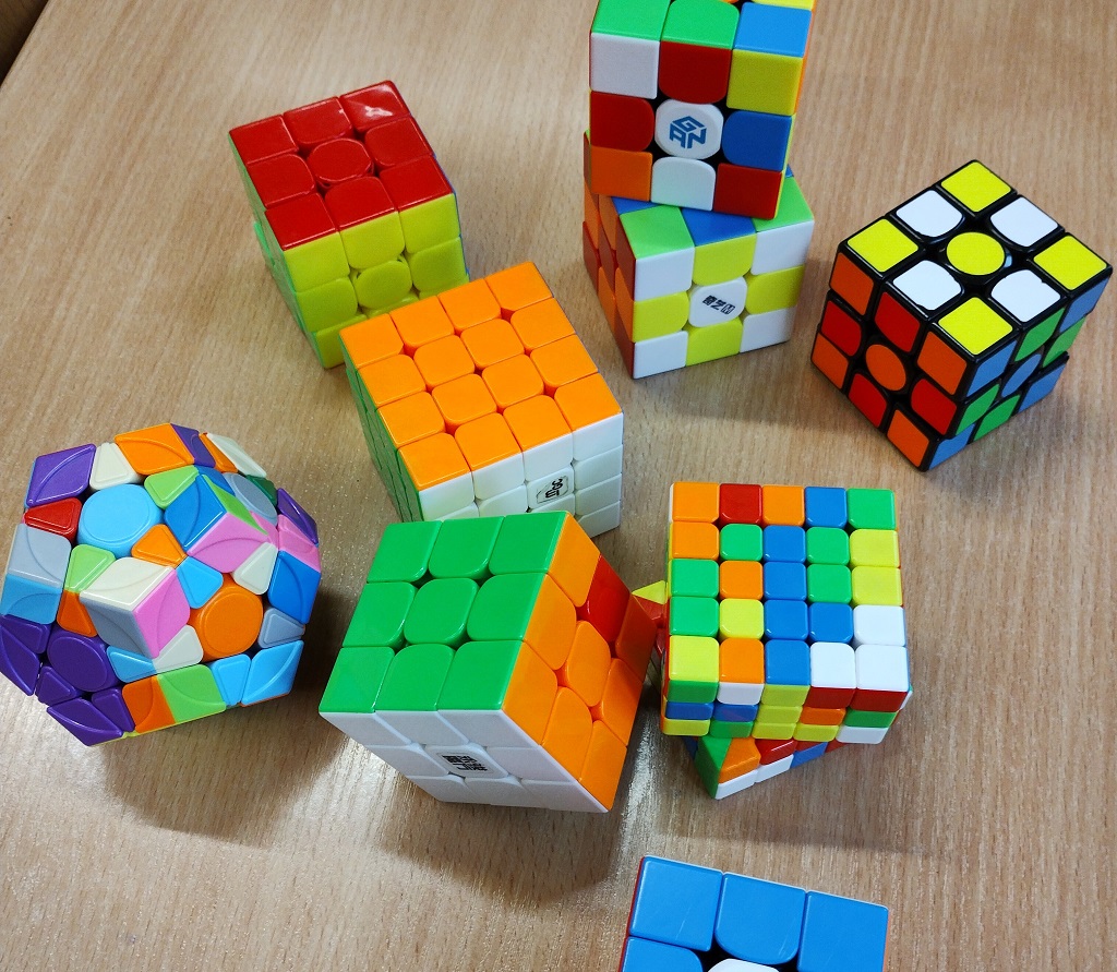 Osiem kostek Rubika na blacie stolika