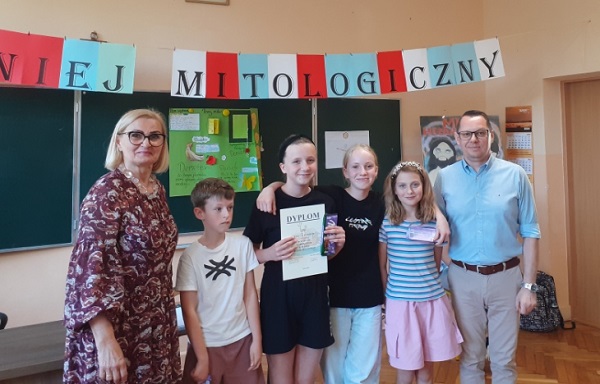 Pani wicedyrektor Hanna Lipińska-Stopa wręcza nagrody reprezentantom klasy 5d, którzy zajęli pierwsze miejsce w Szkolnym Turnieju Mitologicznym
