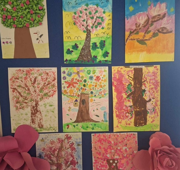 Prace z wiosennymi, ukwieconymi drzewami, malowane kredkami, farbami i wyklejane kolorowymi papierami.
