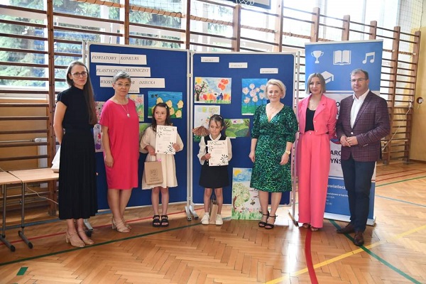 Laureatki konkursu, dyrekcja szkoły, starosta łęczyński i opiekunki dzieci pozują do zdjęcia