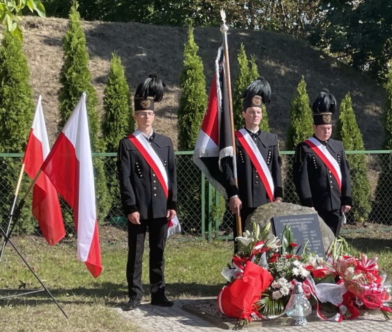 Warta honorowa przy pomniku ku czci łęczyńskich bohaterów września