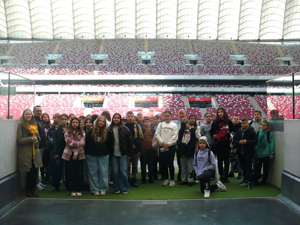 uczestnicy wycieczki na Stadionie Narodowym.