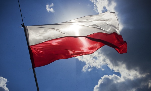 flaga Polski powiewająca na wietrze