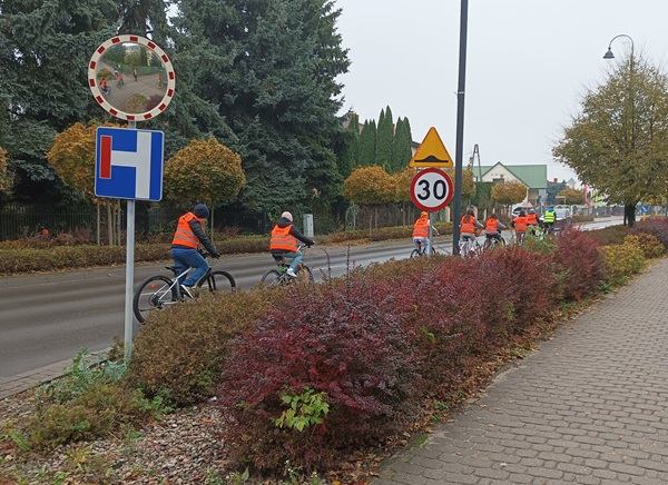 ośmiu uczniów jedzie na rowerach