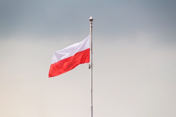 flaga Polski na maszcie