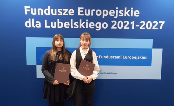 Laureatki na tle napisu Fundusze Europejskie dla Lubelskiego 2021-2027