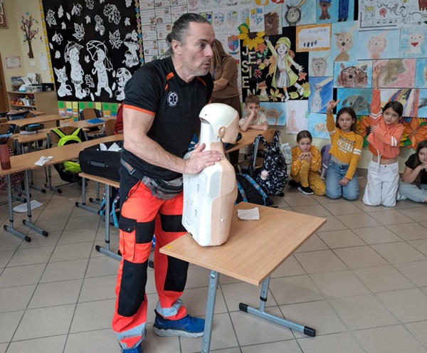 przedstawia ratownik medyczny trzyma fantom człowieka