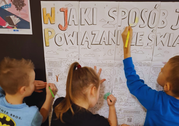 uczniowie klas 1-3 w trakcie kolorowania ilustracji na temat globalnych współzależności