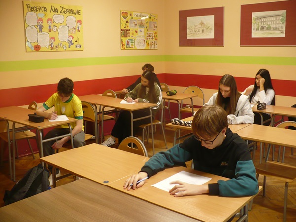 uczniowie klas ósmych w czasie konkursu
