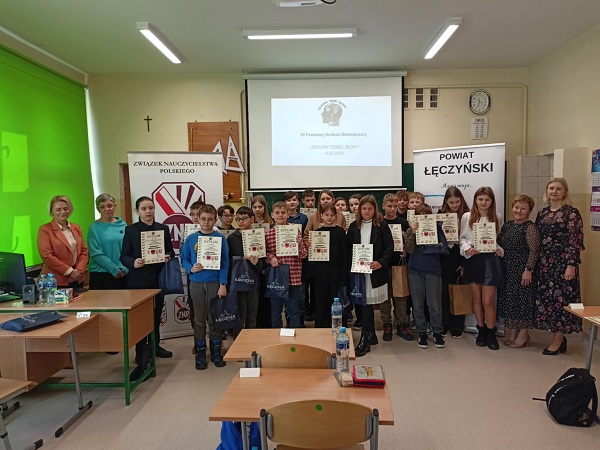 uczestnicy konkursu, po prawej organizatorki, po lewej dyrekcja szkoły