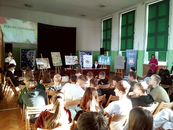 dietetyk i uczniowie uczestniczący w konferencji