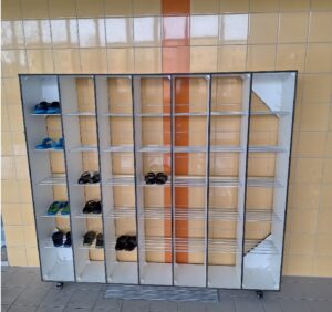szafka na klapki na basenie z umieszczonymi w niej klapkami