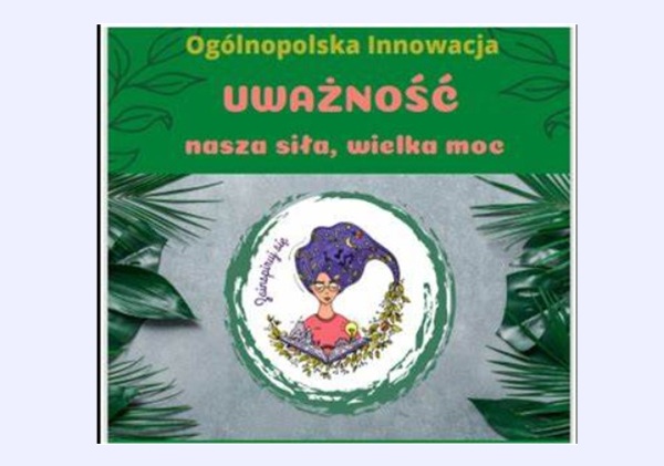 kobieta w czerwonej bluzce z fioletowymi włosami, czytająca książkę