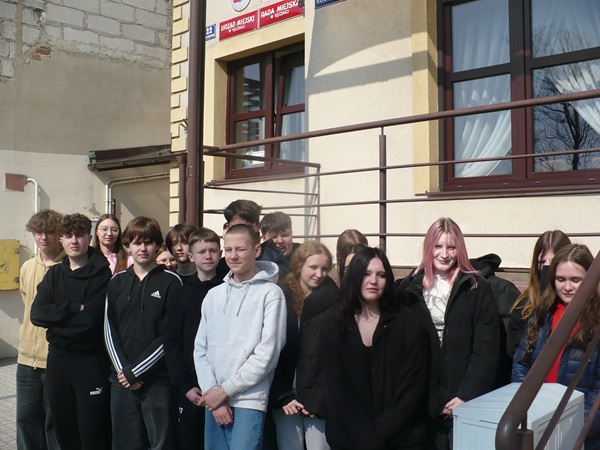 uczniowie klasy 8 c przed siedzibą Rady Miejskiej w Łęcznej.