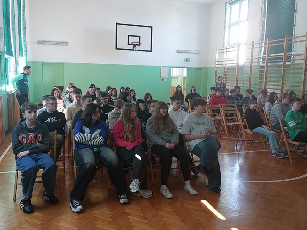 słuchający z zaciekawieniem uczniowie SP nr 2 w Łęcznej wraz z nauczycielami na prelekcji