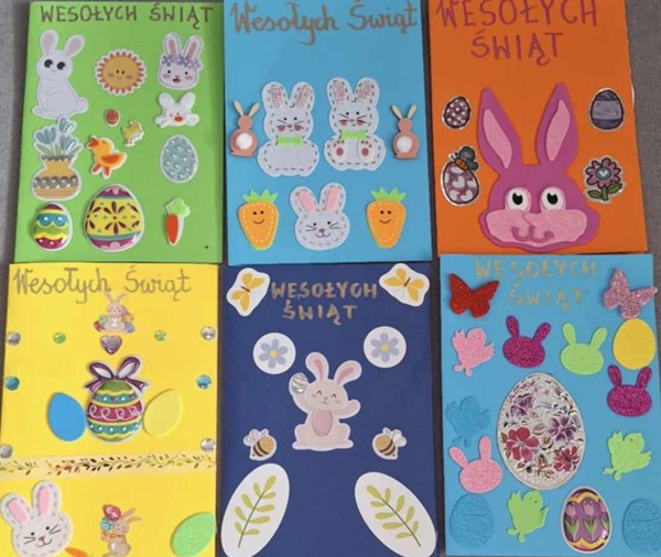 sześć kolorowych kartek świątecznych wykonanych przez uczniów.