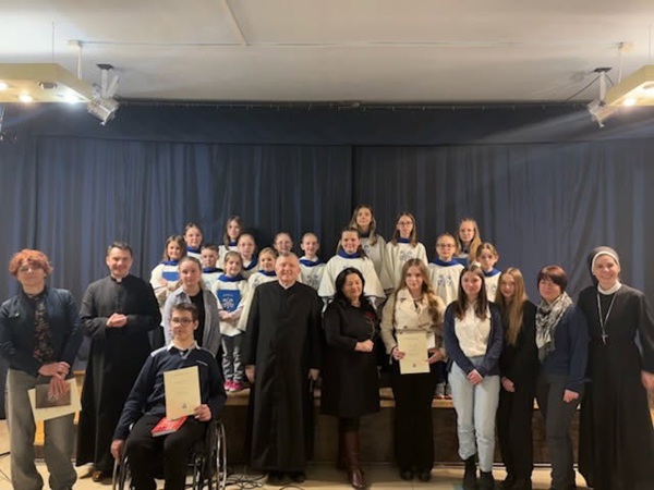 Finaliści z opiekunami i jurorami na gali