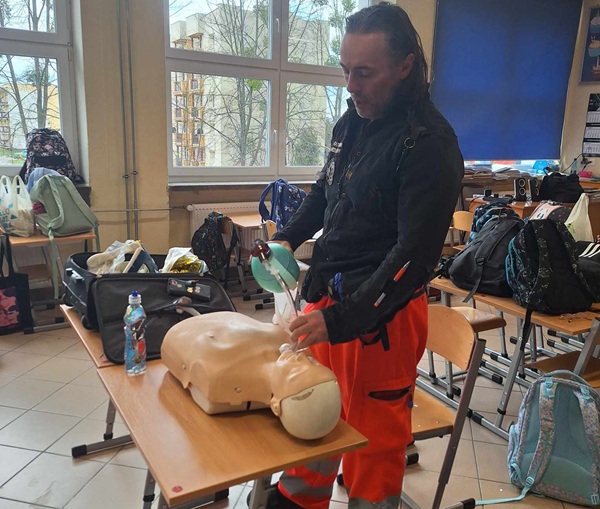 ratownik medyczny przy pomocy ręcznego resuscytatora demonstruje sztuczne oddychanie