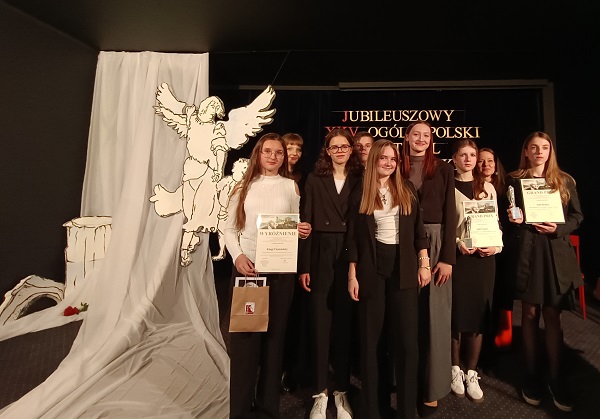 Zdjęcie laureatów konkursu ze statuetkami i dyplomami