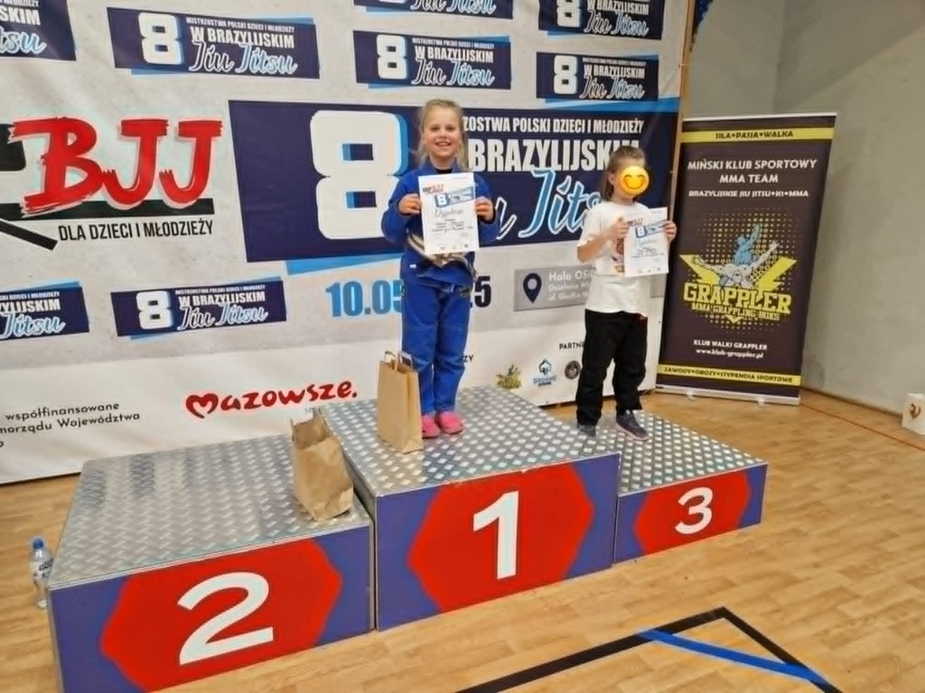 Dziewczynki na podium z dyplomami