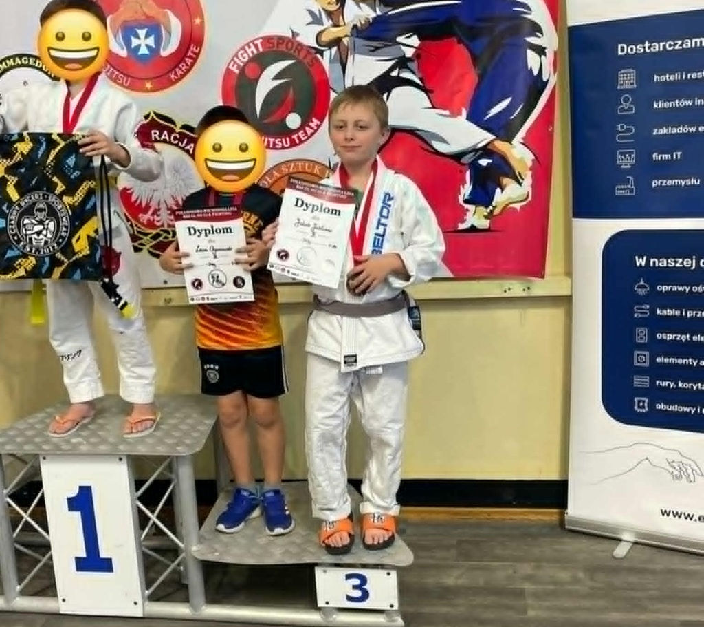 Chłopcy na podium z medalami i dyplomami