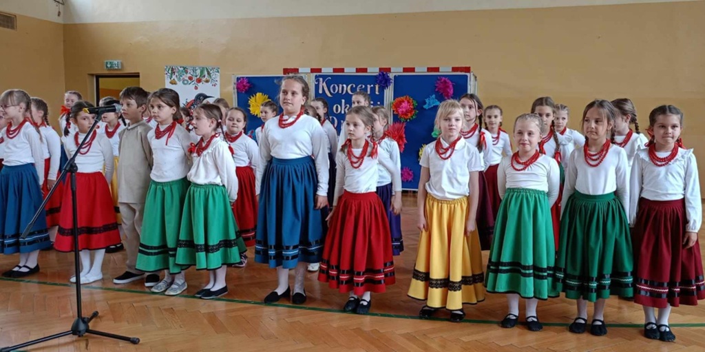 Dzieci śpiewają rodzicom i zaproszonym gościom.