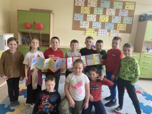 dzieci prezentują własnoręcznie wykonane Leporello „Wiosna nad Świnką”