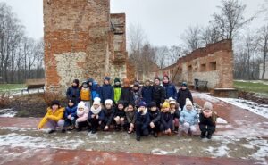 Grupa dzieci w zespole dworsko – pałacowym Podzamcze