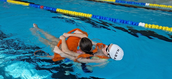 holowanie osoby w wodzie przez ratownika