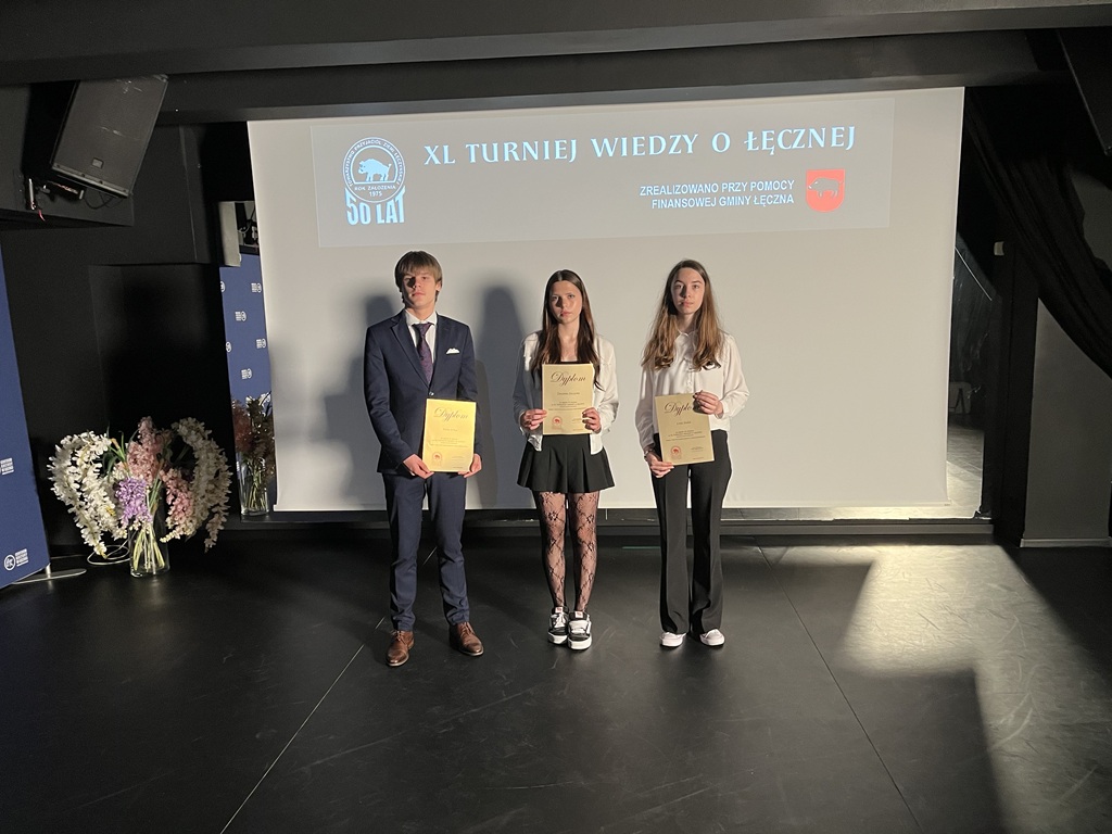 Laureaci Turnieju Wiedzy o Łęcznej z naszej szkoły na uroczystości wręczenia nagród.