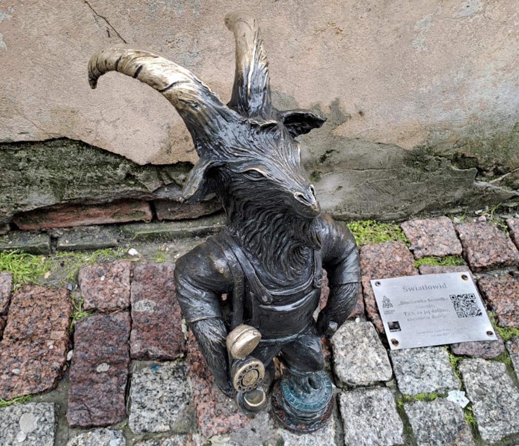 Posążek lubelskiego koziołka na Starym Mieście w Lublinie.