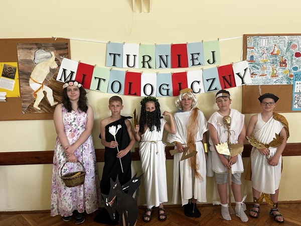 klas 5 w strojach z epoki antyku.
