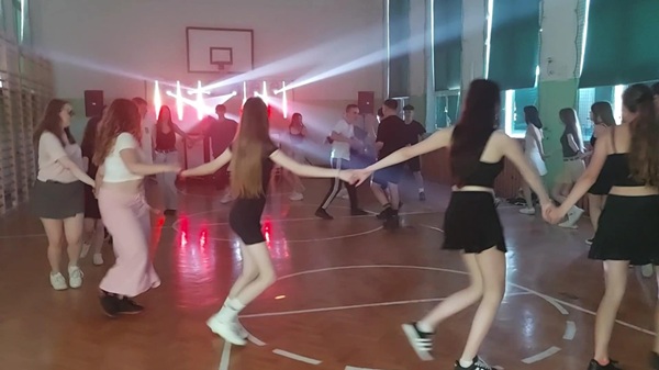 uczniowie w sali gimnastycznej tworzą tanecznego węża.