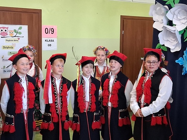 pięciu chłopców i dwie dziewczynki w strojach ludowych.